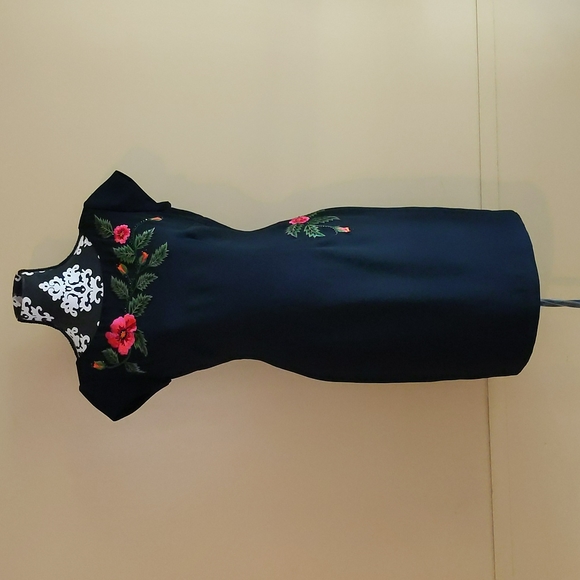 EUC Ladies Maggy London Black Floral Embroidered Dress Sz 6 - Picture 3 of 8